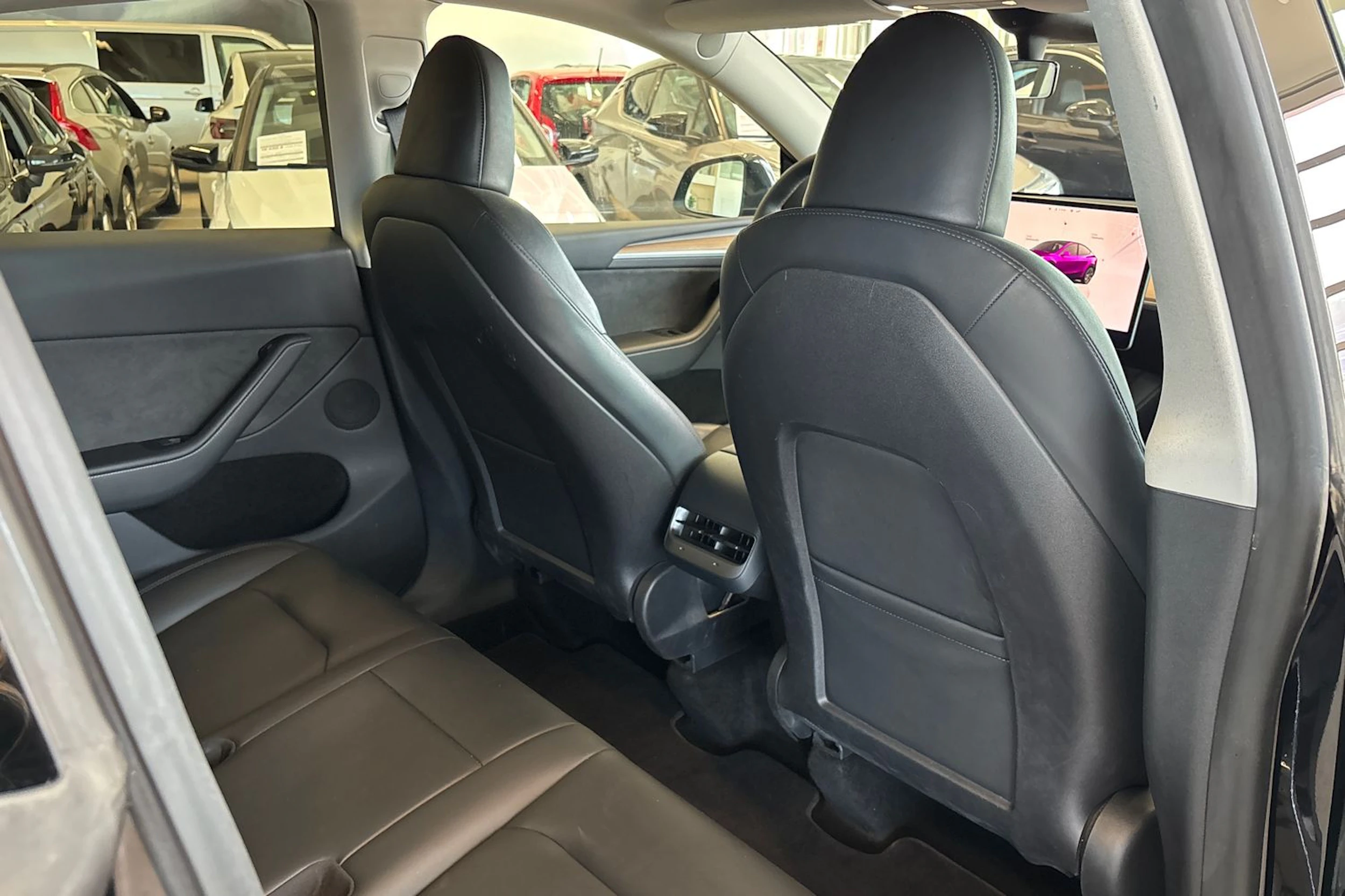 musta Tesla Model Y 2023 kuva 26.