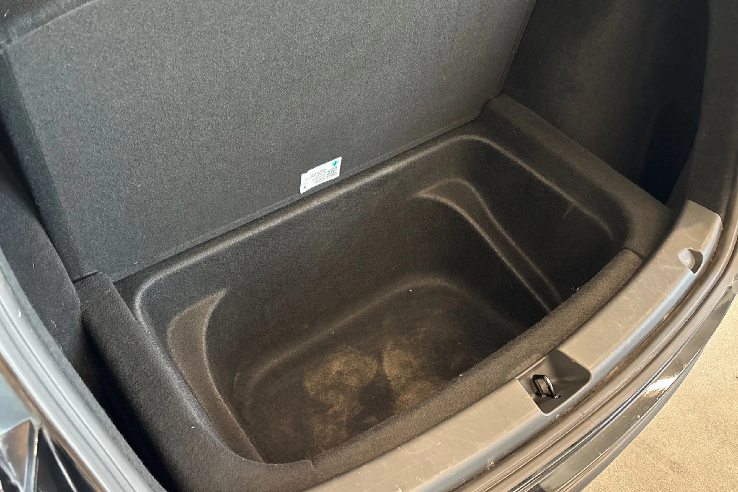 musta Tesla Model Y 2023 kuva 28.