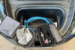 musta Tesla Model Y 2023 kuva 29.