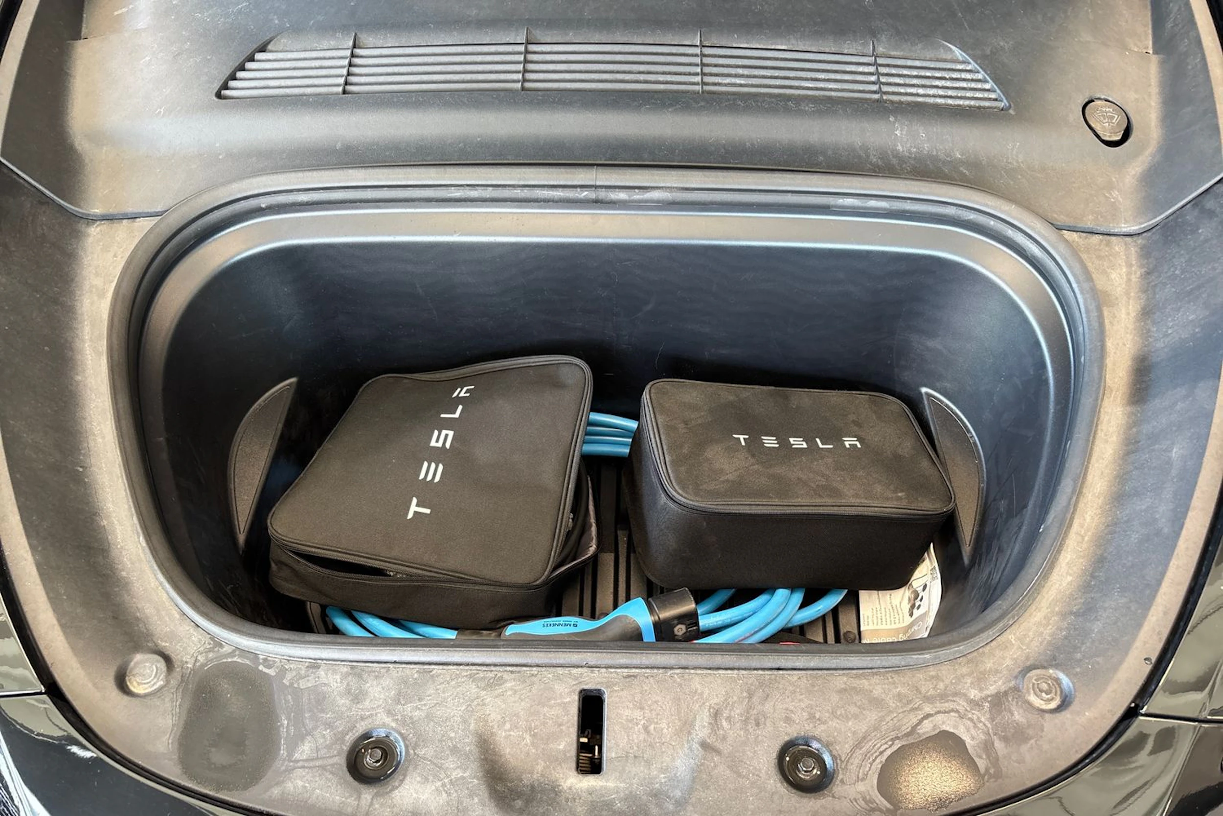 musta Tesla Model Y 2023 kuva 30.