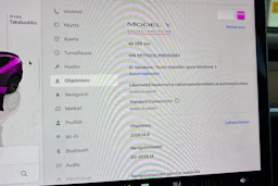 musta Tesla Model Y 2023 kuva 35.