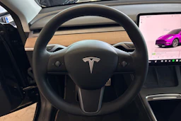 musta Tesla Model Y 2023 kuva 40.