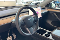 musta Tesla Model Y 2023 kuva 41.