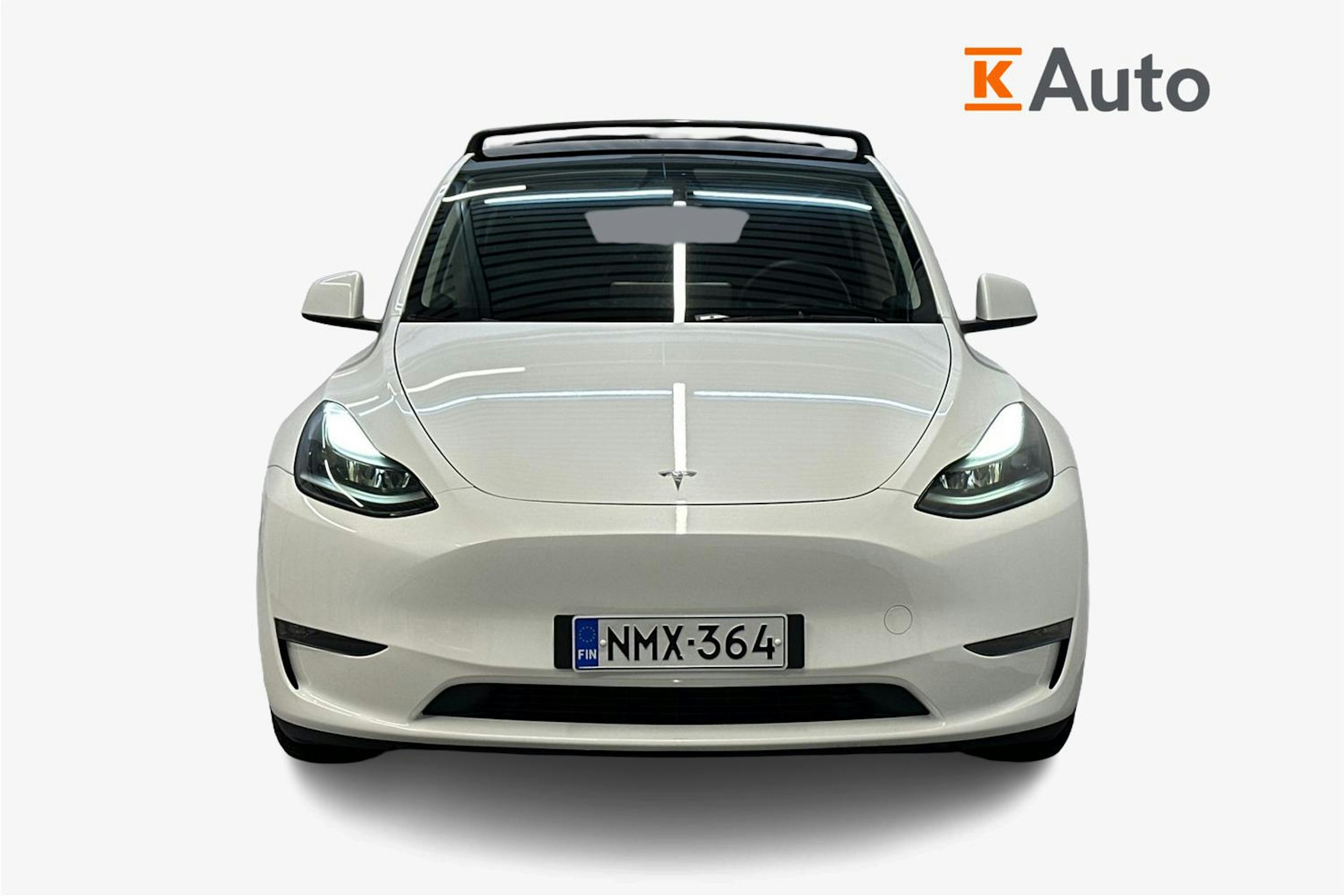 valkoinen Tesla Model Y 2023 kuva 5.