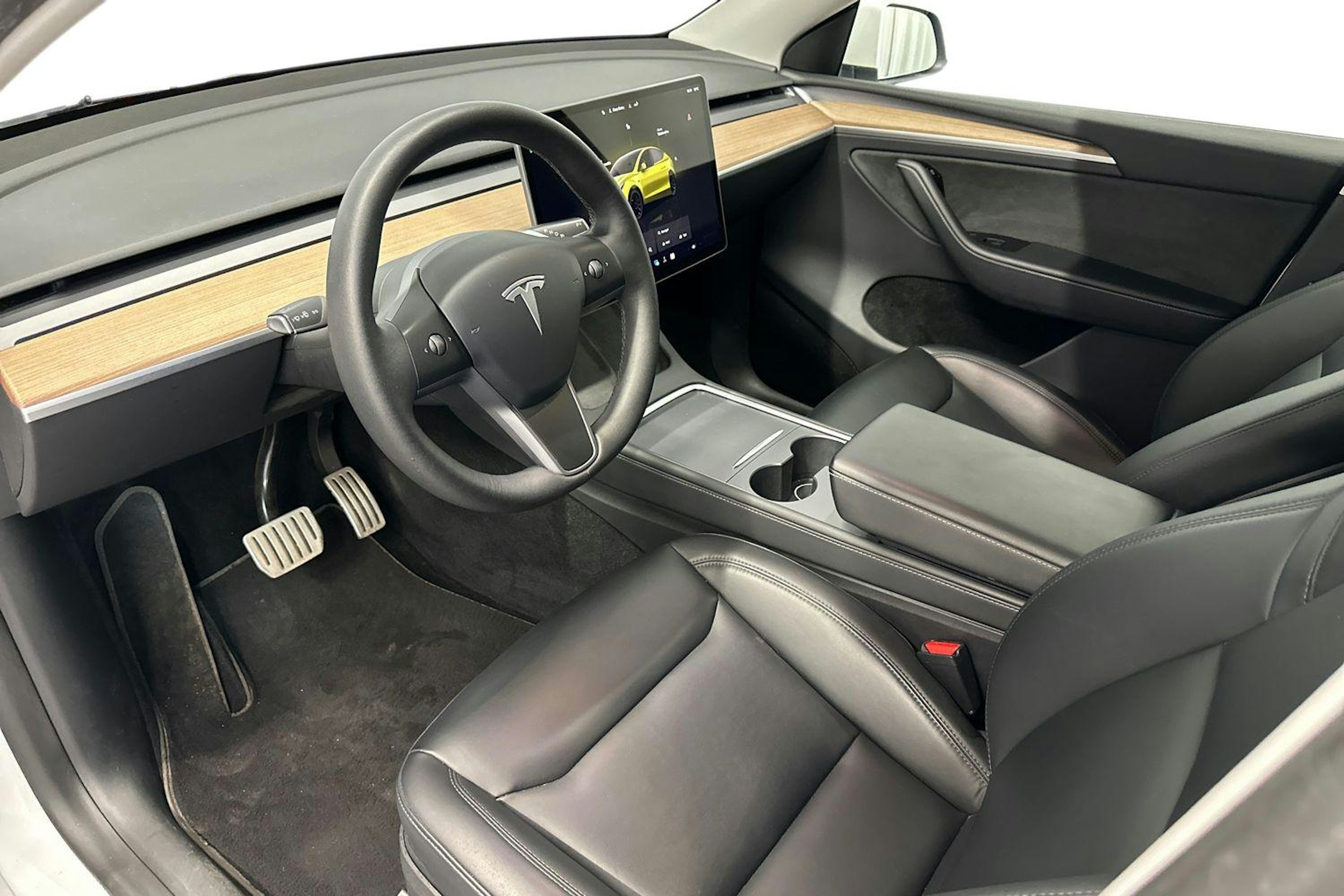 valkoinen Tesla Model Y 2023 kuva 7.