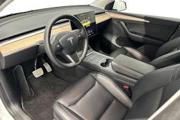 valkoinen Tesla Model Y 2023 kuva 7.