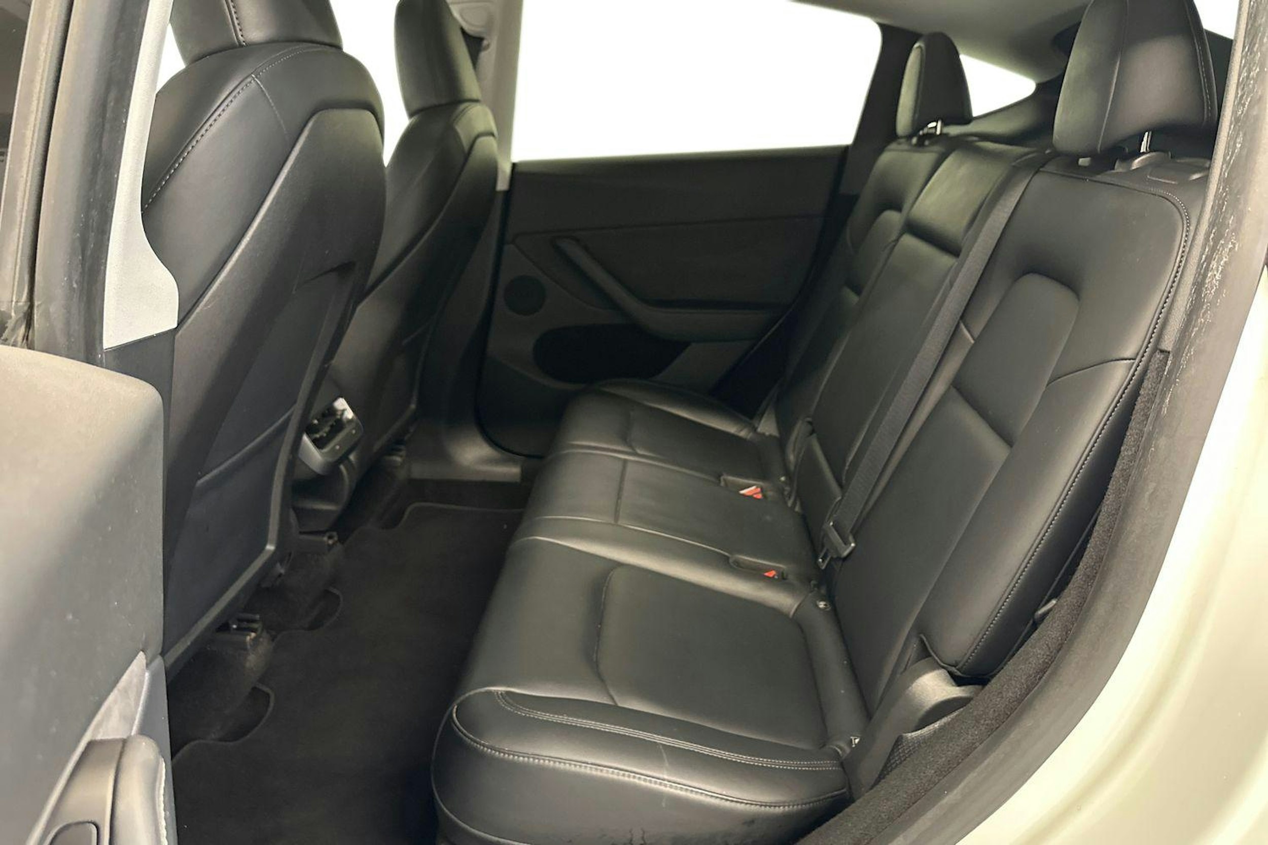 valkoinen Tesla Model Y 2023 kuva 10.