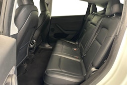 valkoinen Tesla Model Y 2023 kuva 10.