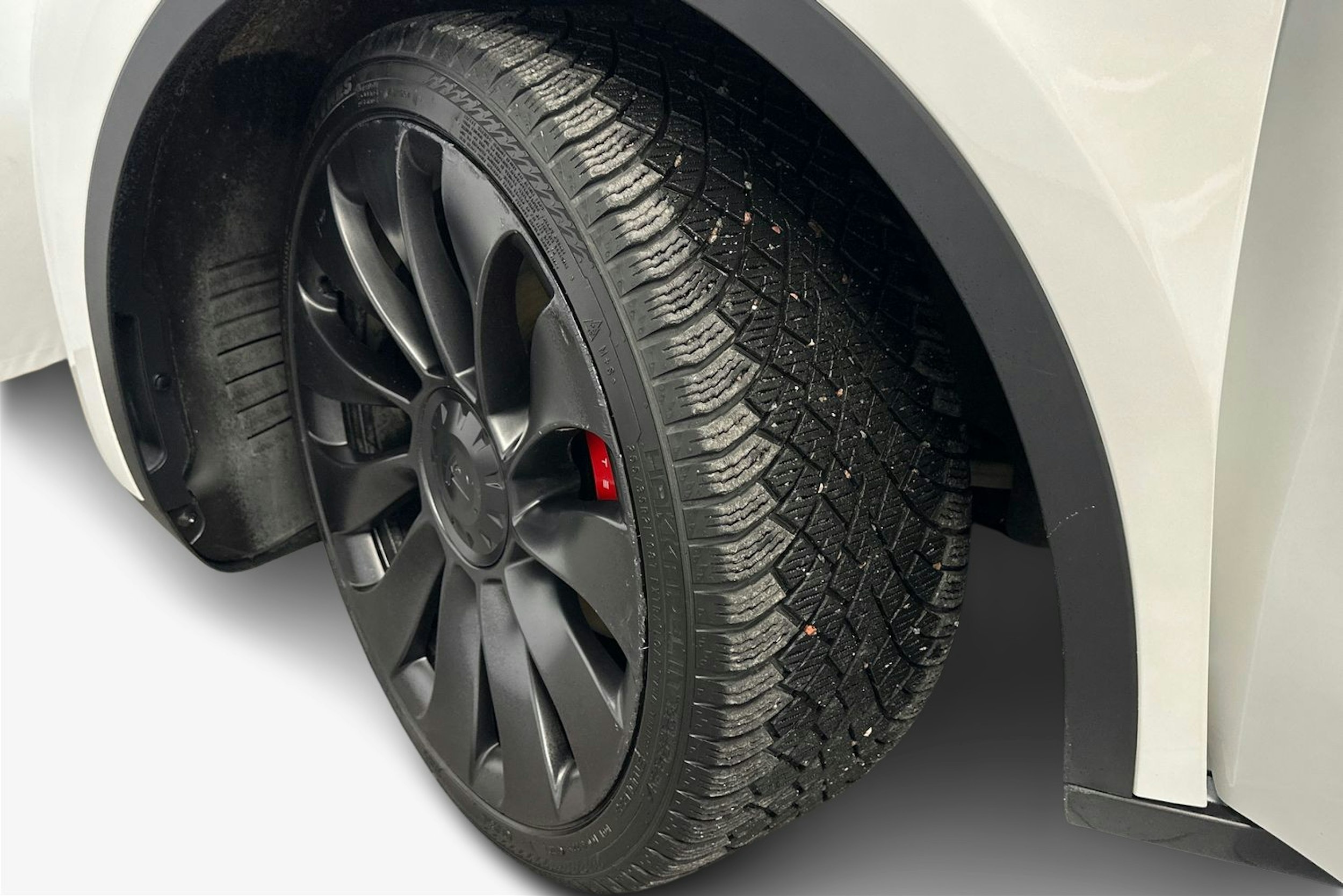 valkoinen Tesla Model Y 2023 kuva 11.