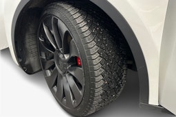 valkoinen Tesla Model Y 2023 kuva 11.