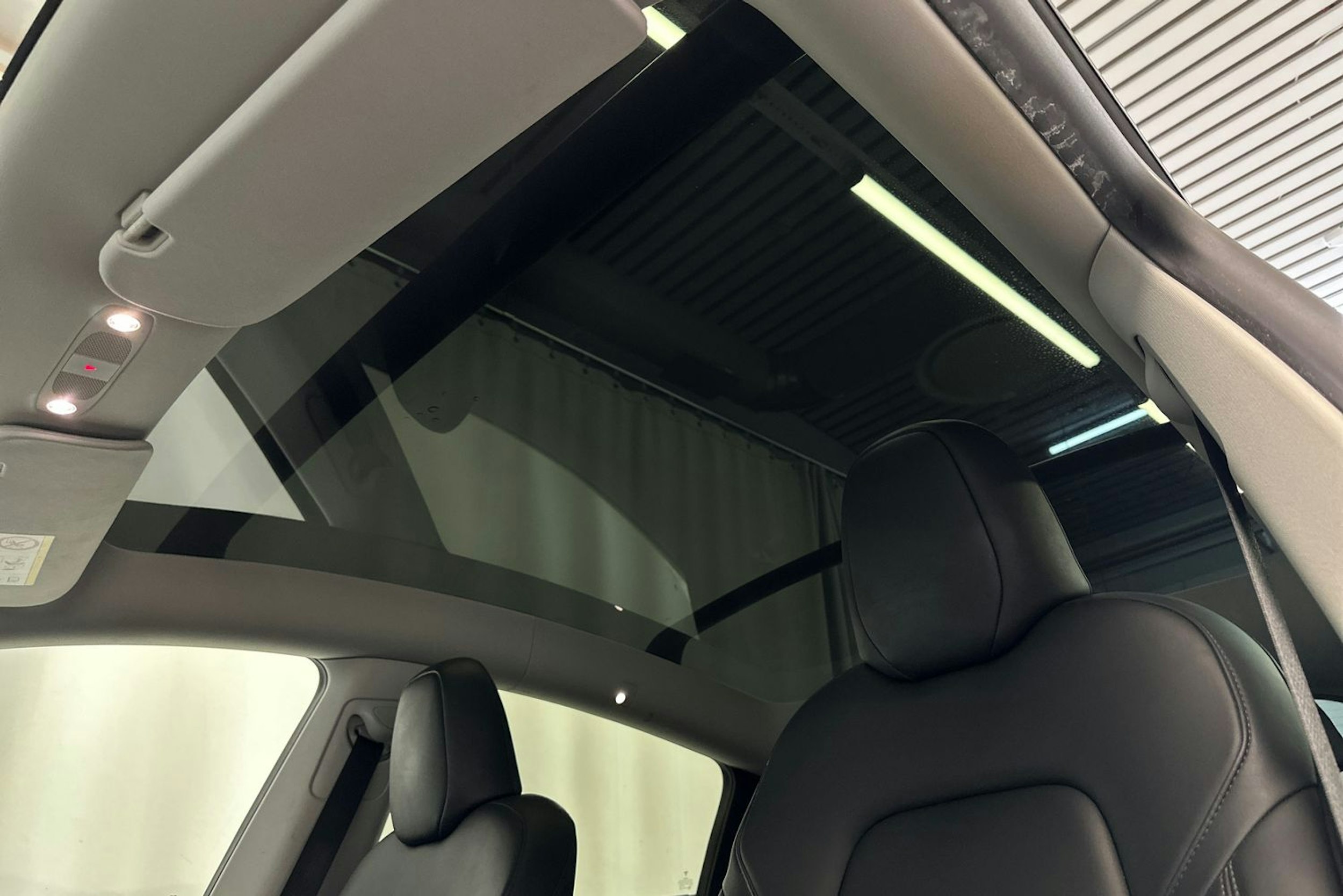 valkoinen Tesla Model Y 2023 kuva 13.