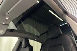 valkoinen Tesla Model Y 2023 kuva 13.