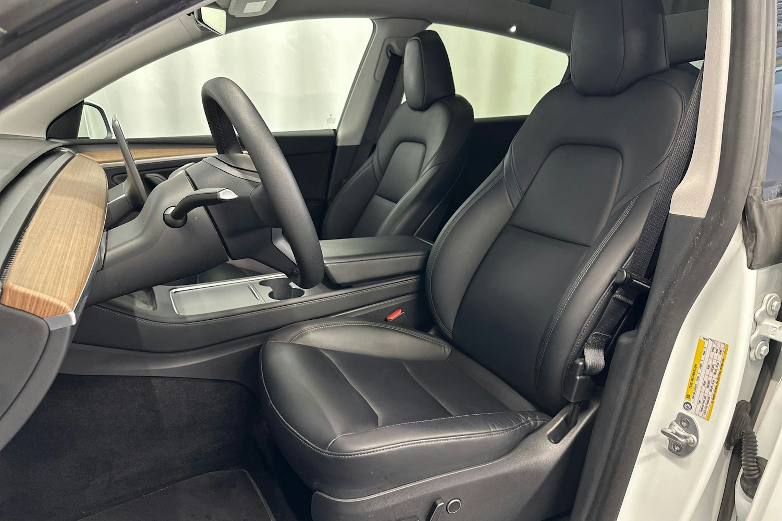 valkoinen Tesla Model Y 2023 kuva 14.