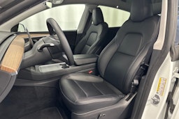 valkoinen Tesla Model Y 2023 kuva 14.