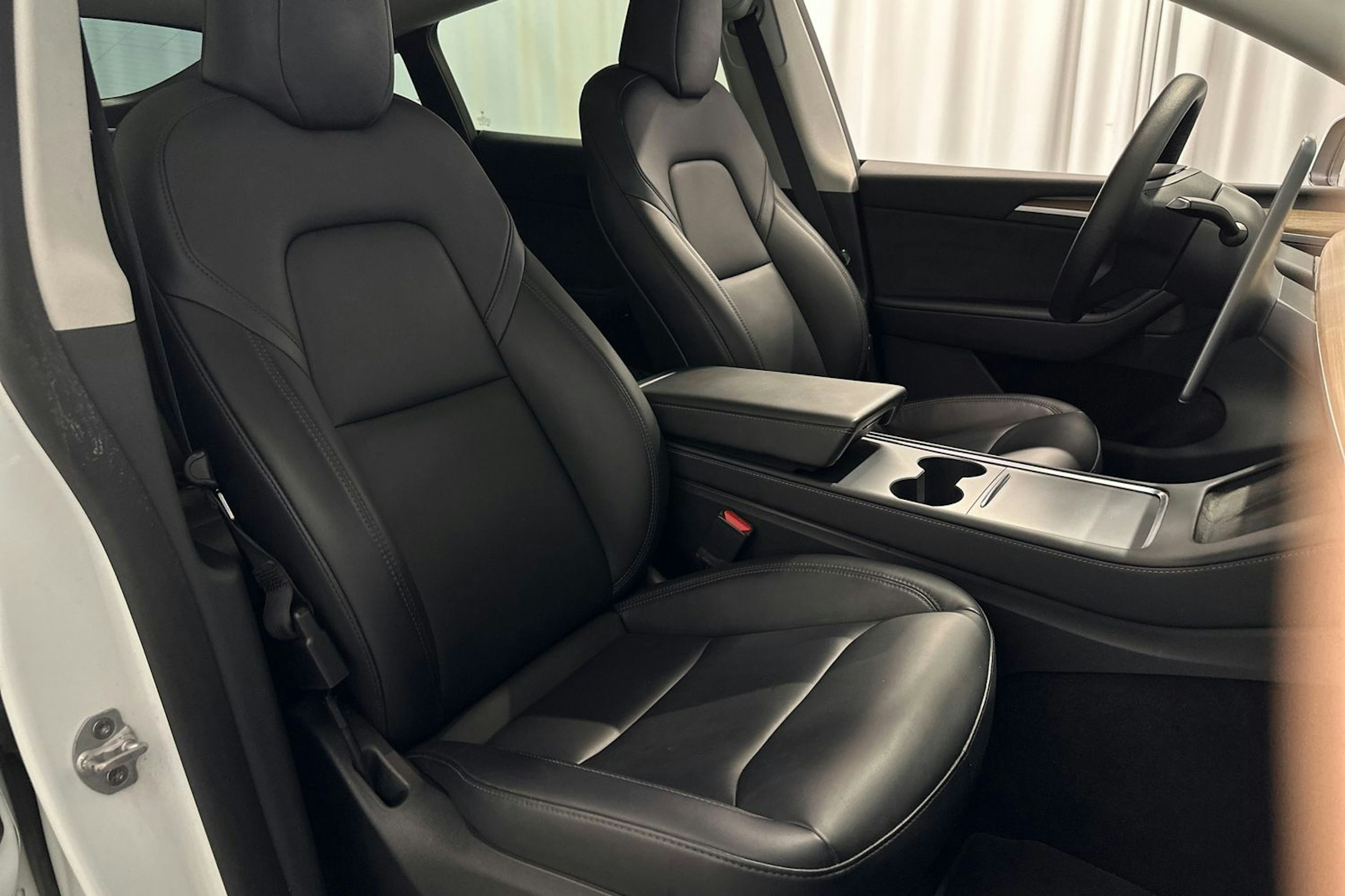 valkoinen Tesla Model Y 2023 kuva 16.