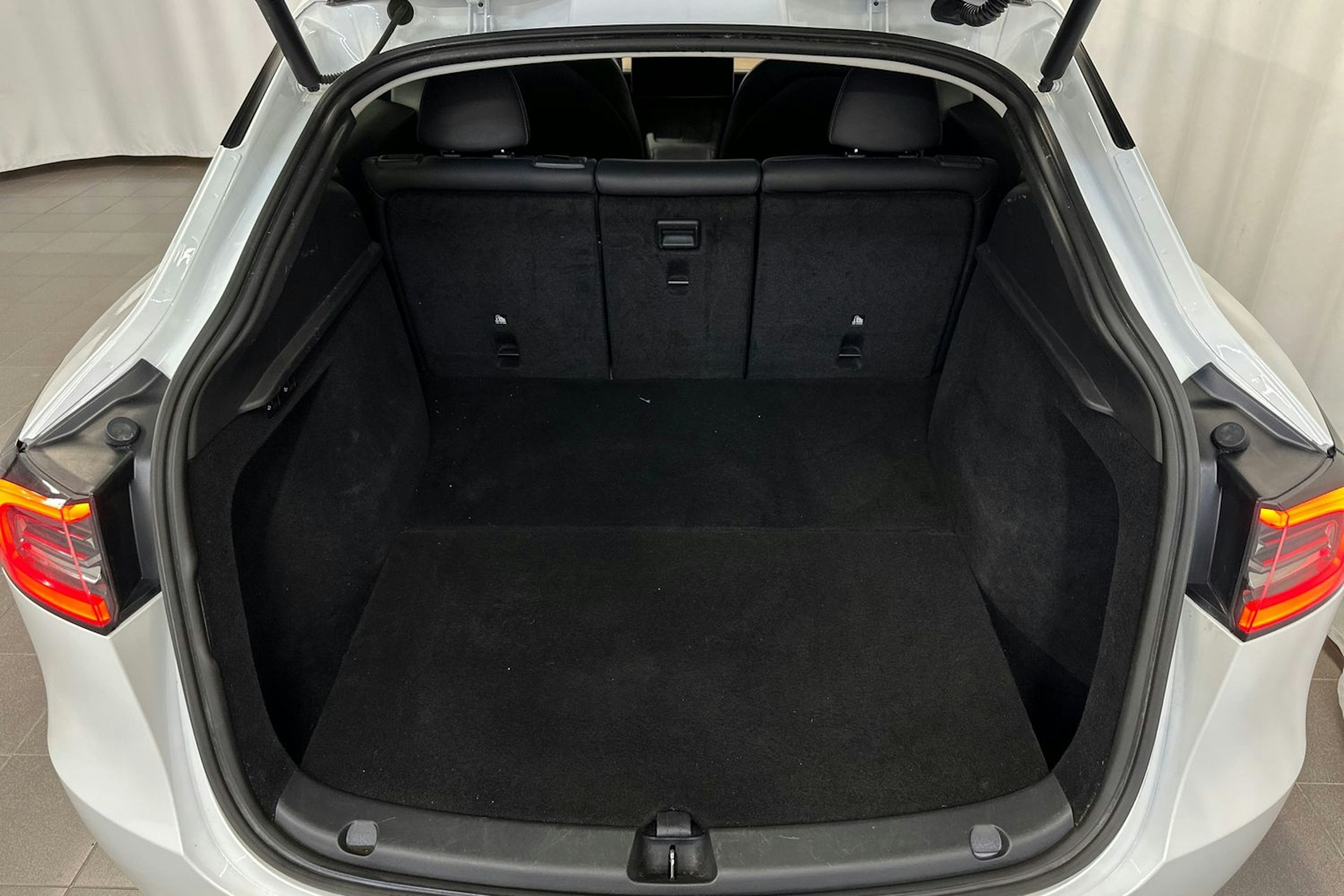 valkoinen Tesla Model Y 2023 kuva 17.