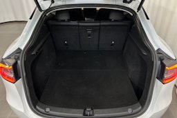 valkoinen Tesla Model Y 2023 kuva 17.