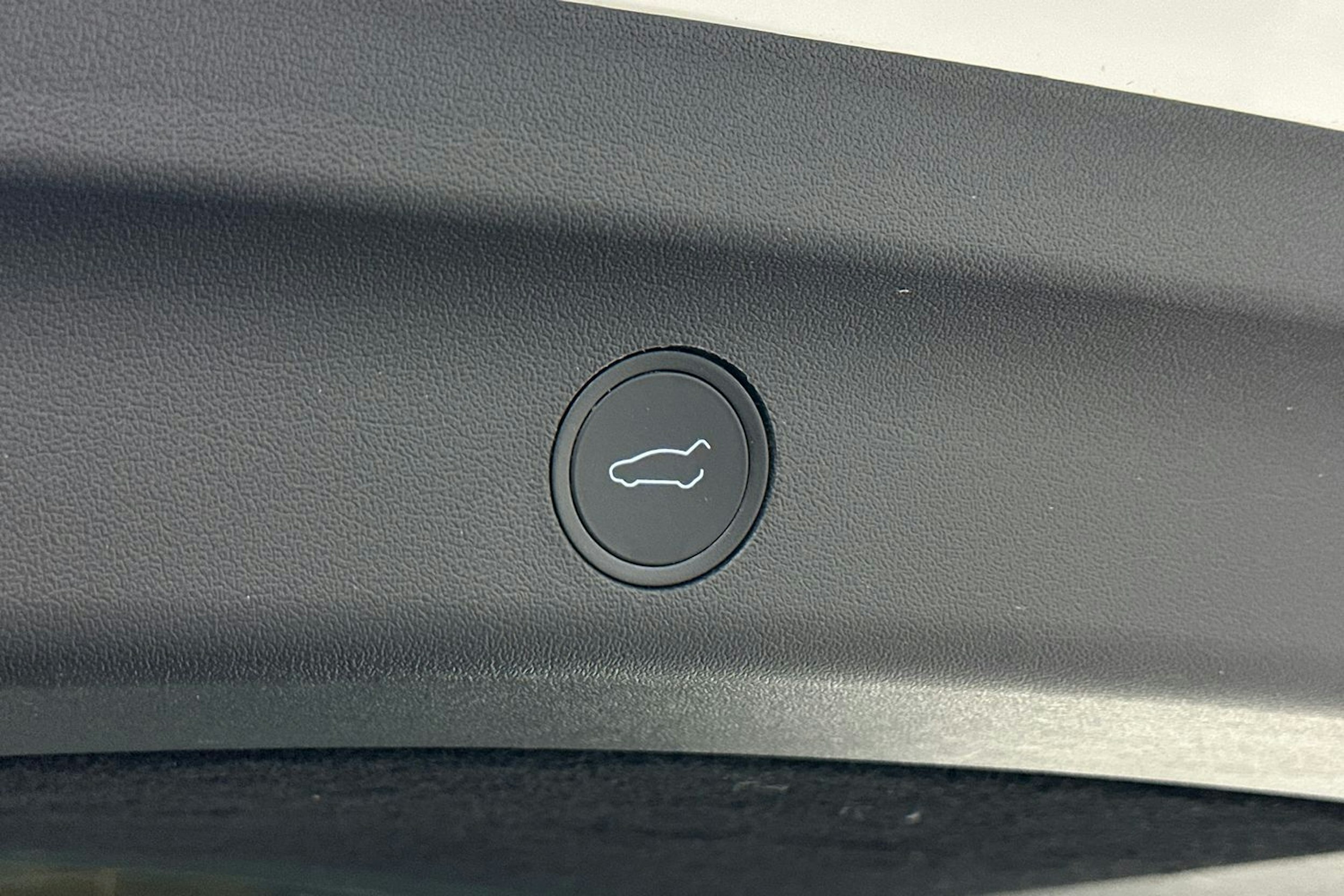 valkoinen Tesla Model Y 2023 kuva 18.