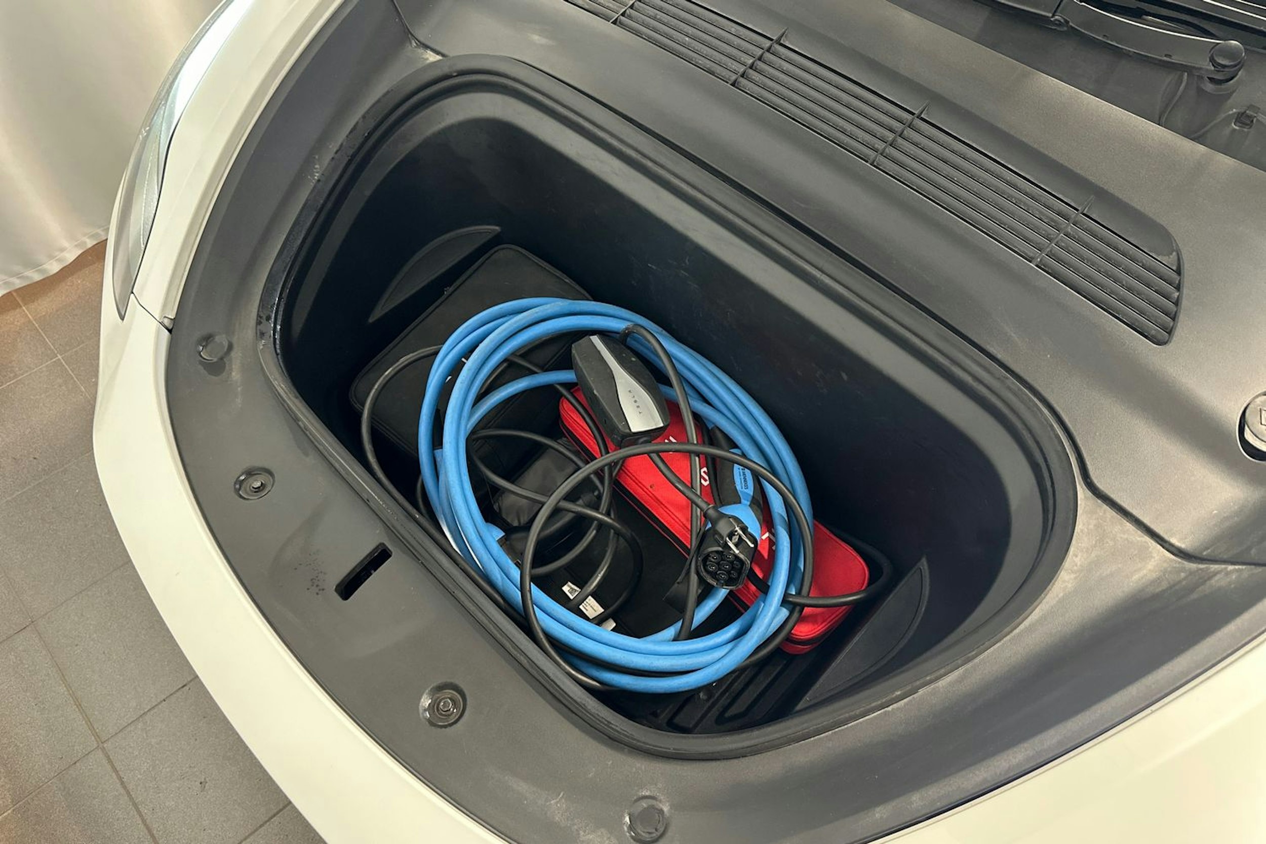 valkoinen Tesla Model Y 2023 kuva 19.