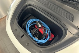 valkoinen Tesla Model Y 2023 kuva 19.