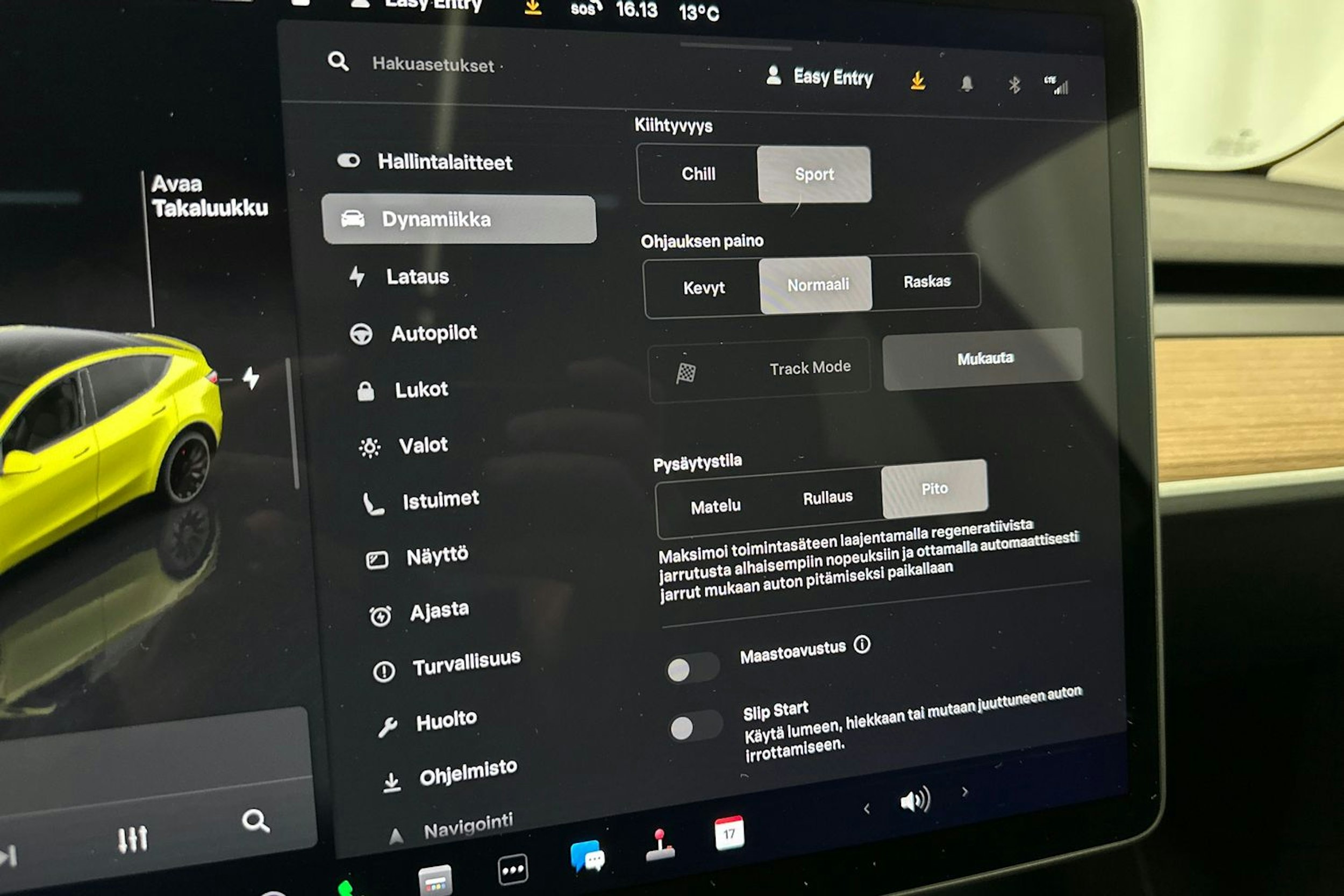 valkoinen Tesla Model Y 2023 kuva 21.