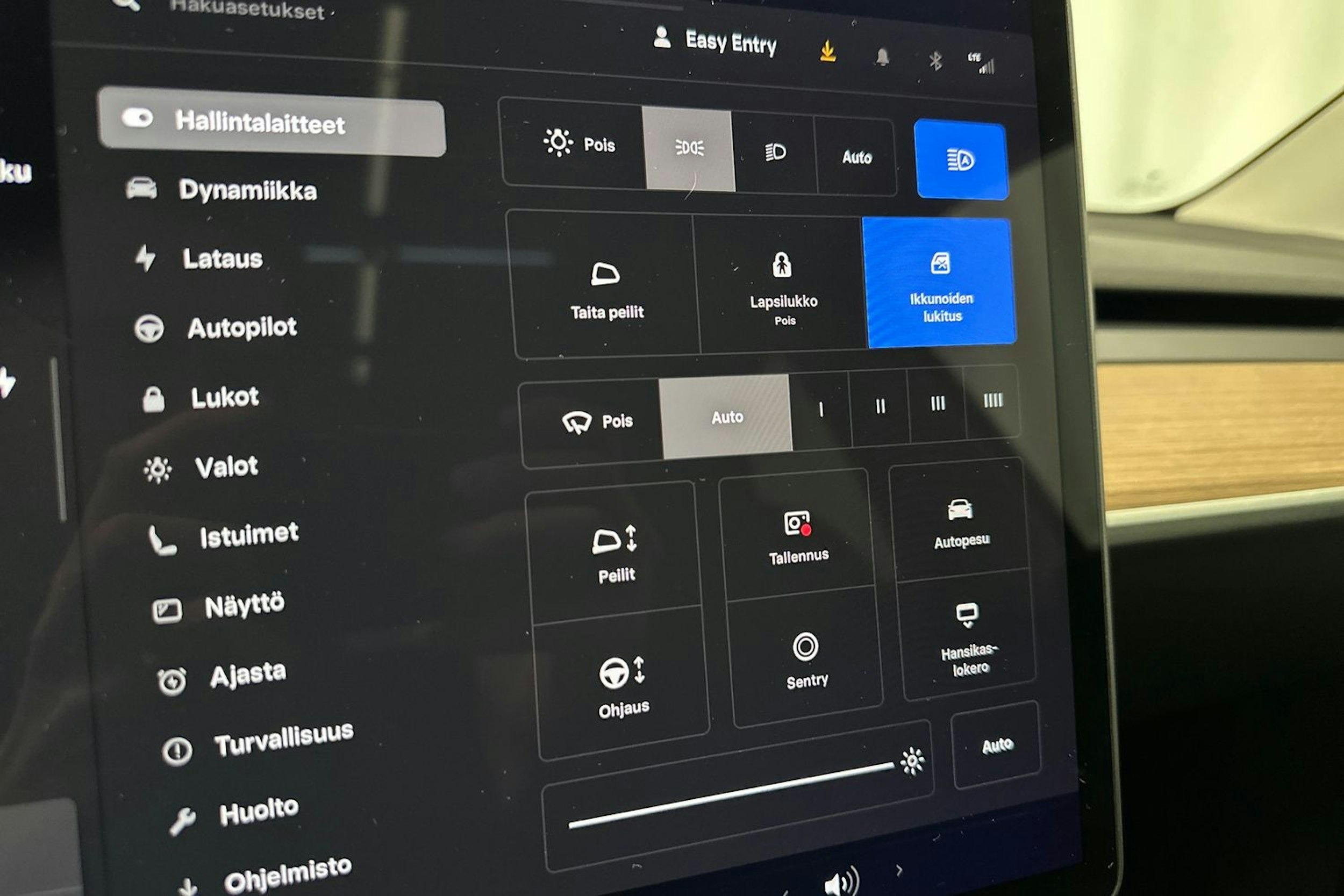 valkoinen Tesla Model Y 2023 kuva 23.