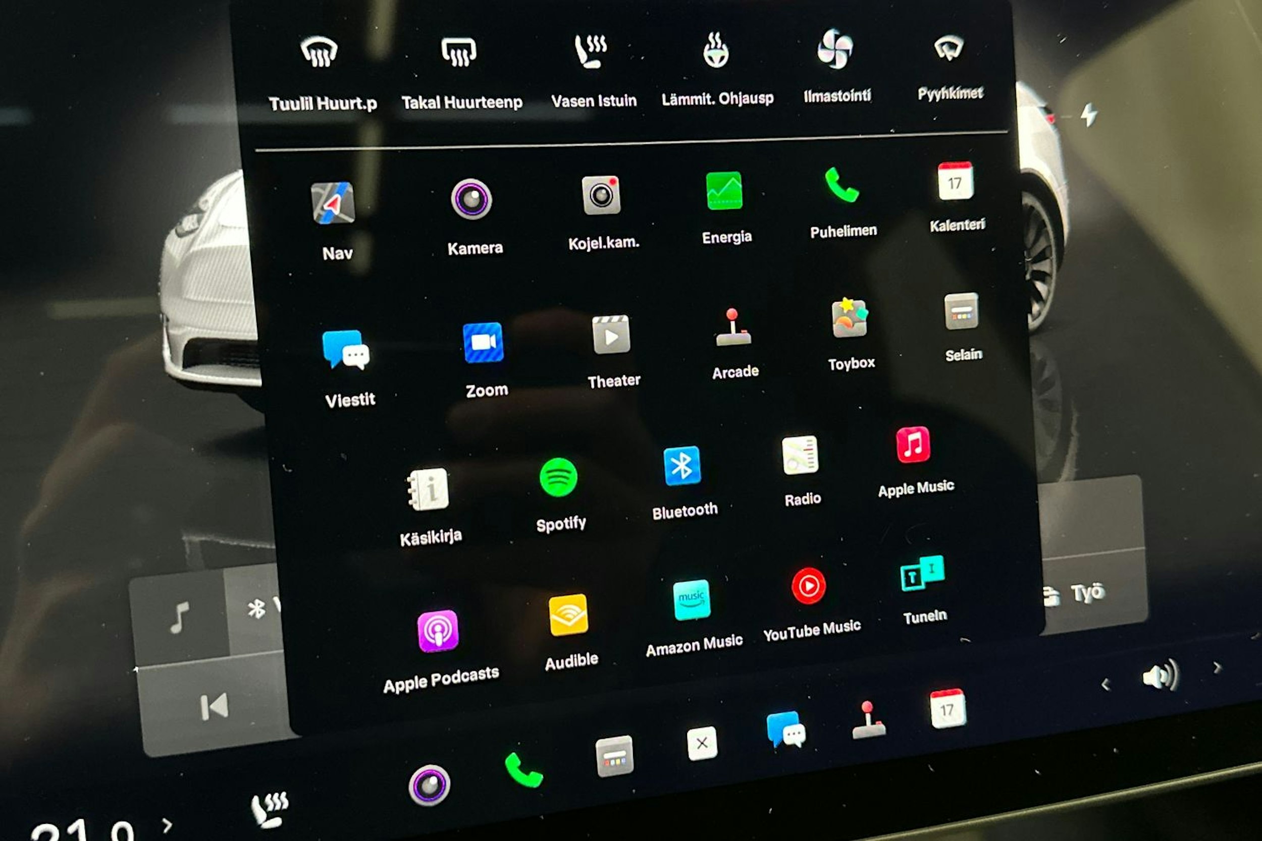 valkoinen Tesla Model Y 2023 kuva 25.