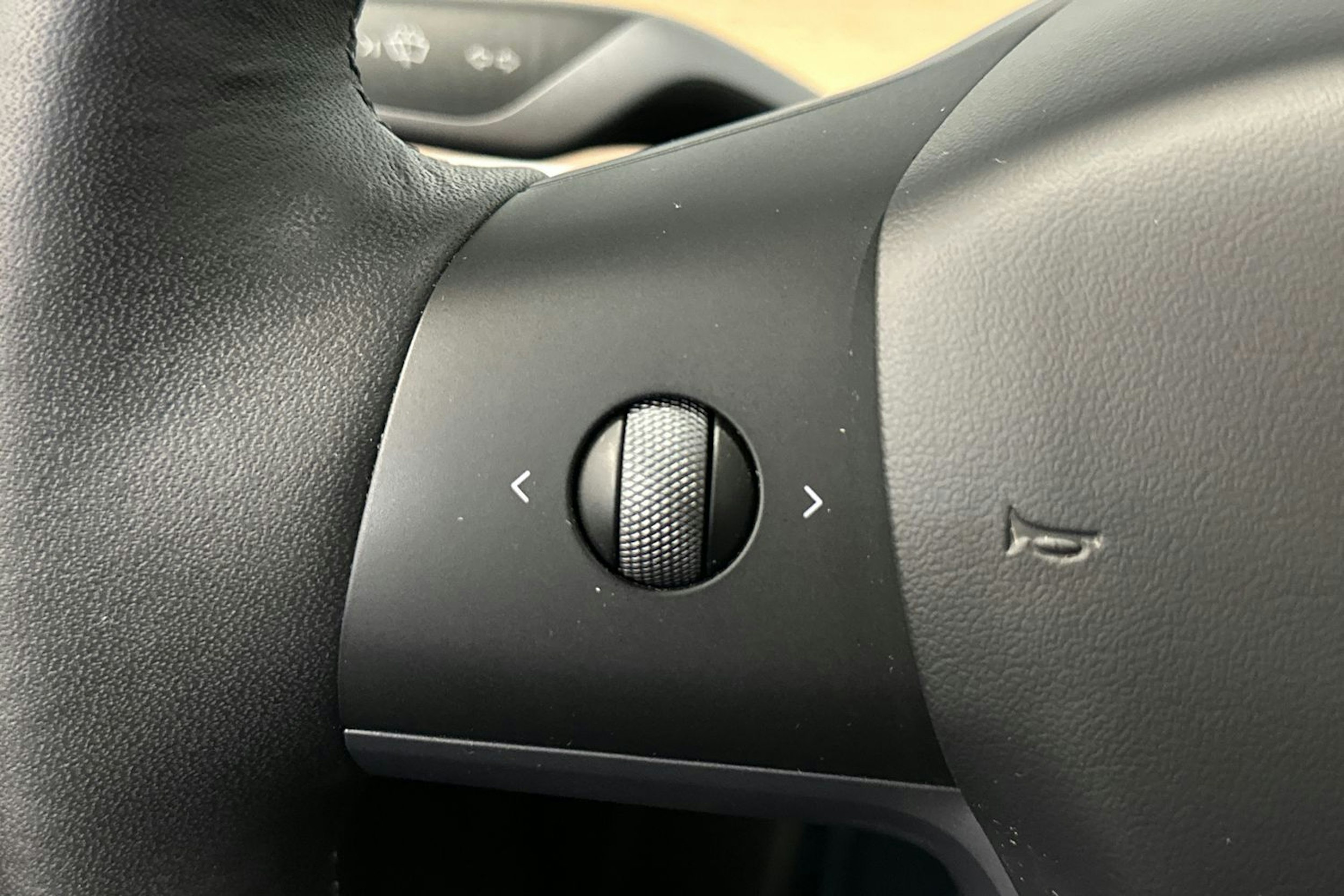 valkoinen Tesla Model Y 2023 kuva 28.