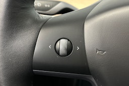 valkoinen Tesla Model Y 2023 kuva 28.