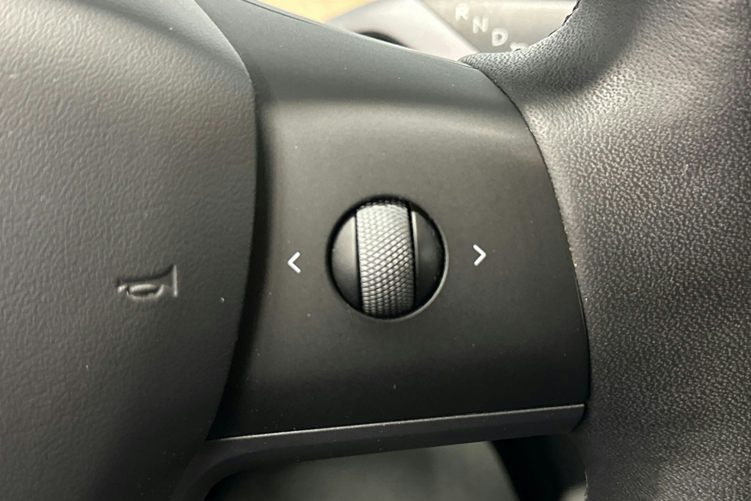 valkoinen Tesla Model Y 2023 kuva 29.