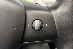 valkoinen Tesla Model Y 2023 kuva 29.