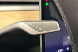 valkoinen Tesla Model Y 2023 kuva 30.