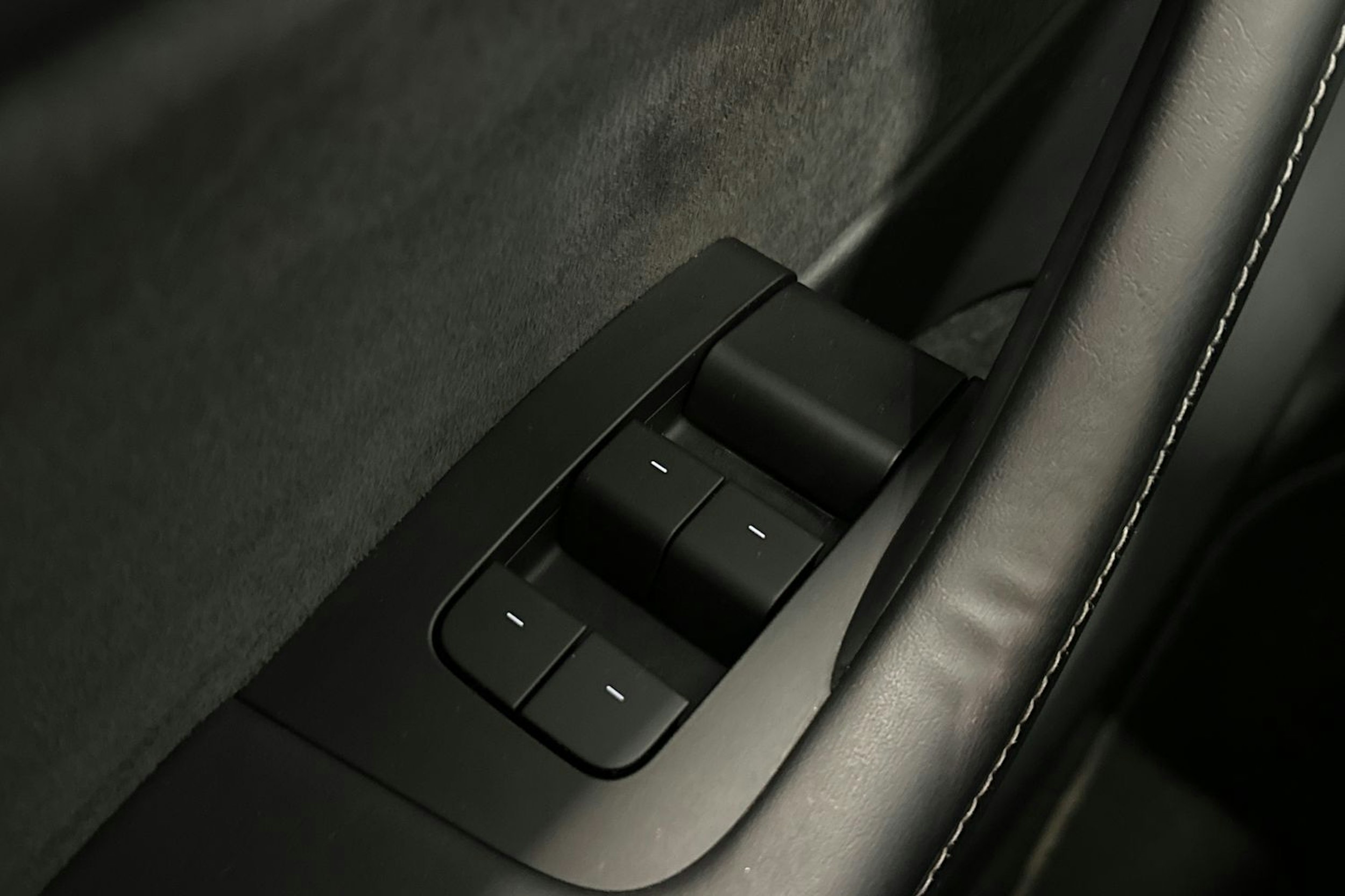 valkoinen Tesla Model Y 2023 kuva 32.