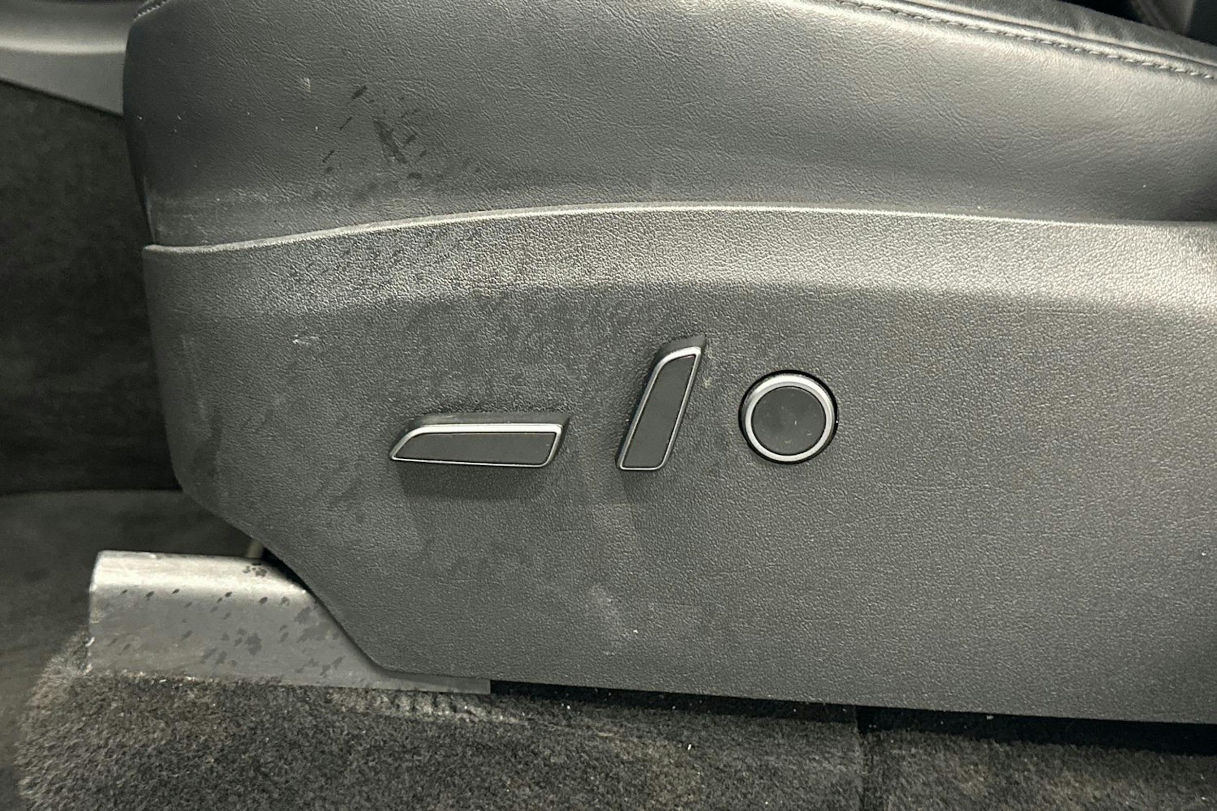 valkoinen Tesla Model Y 2023 kuva 33.