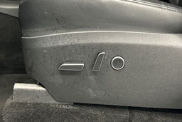 valkoinen Tesla Model Y 2023 kuva 33.