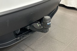 valkoinen Tesla Model Y 2023 kuva 34.