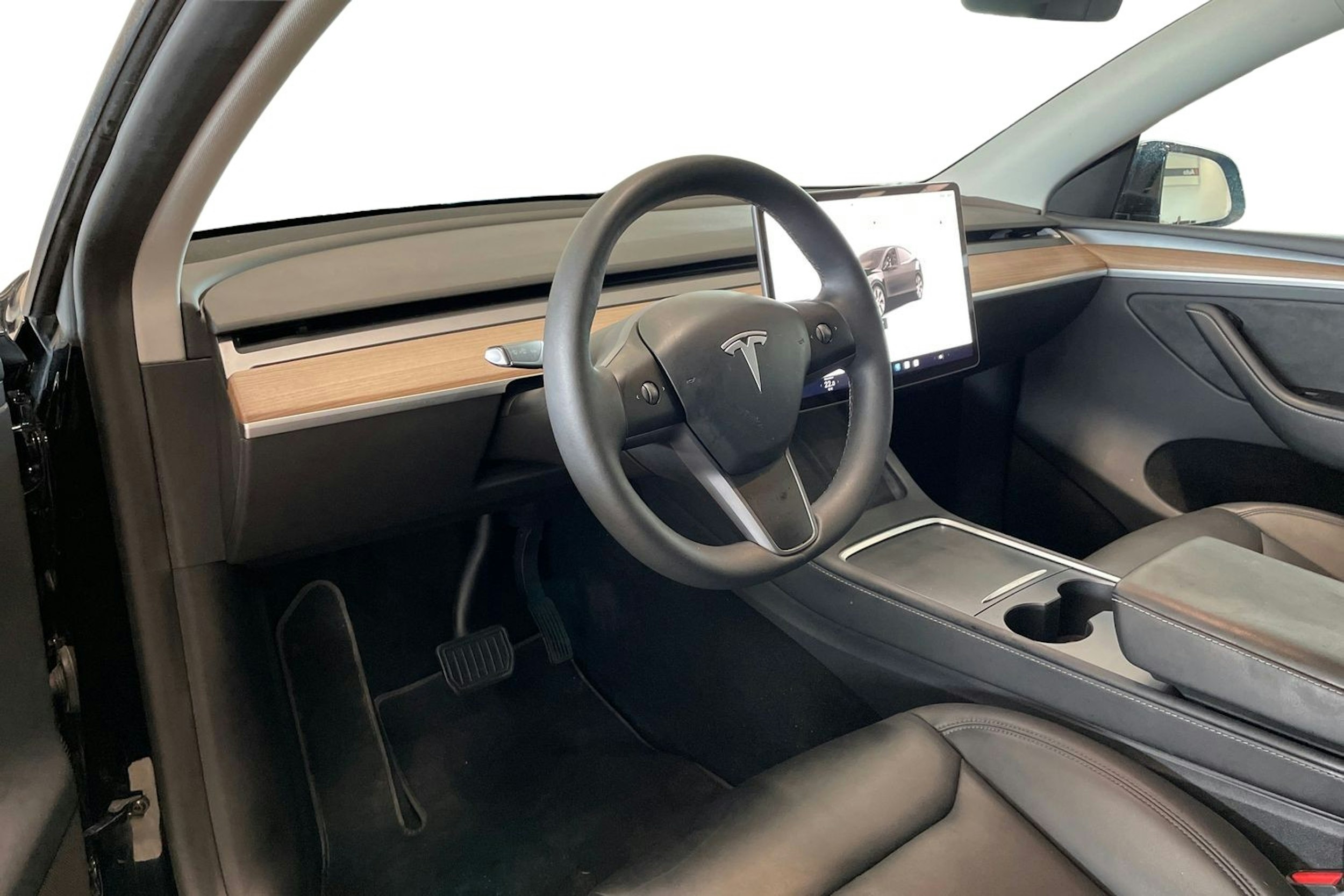 musta Tesla Model Y 2023 kuva 7.