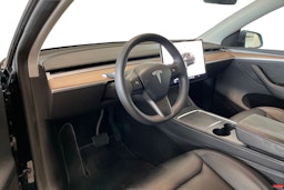 musta Tesla Model Y 2023 kuva 7.