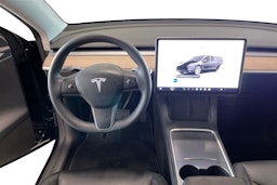 musta Tesla Model Y 2023 kuva 9.