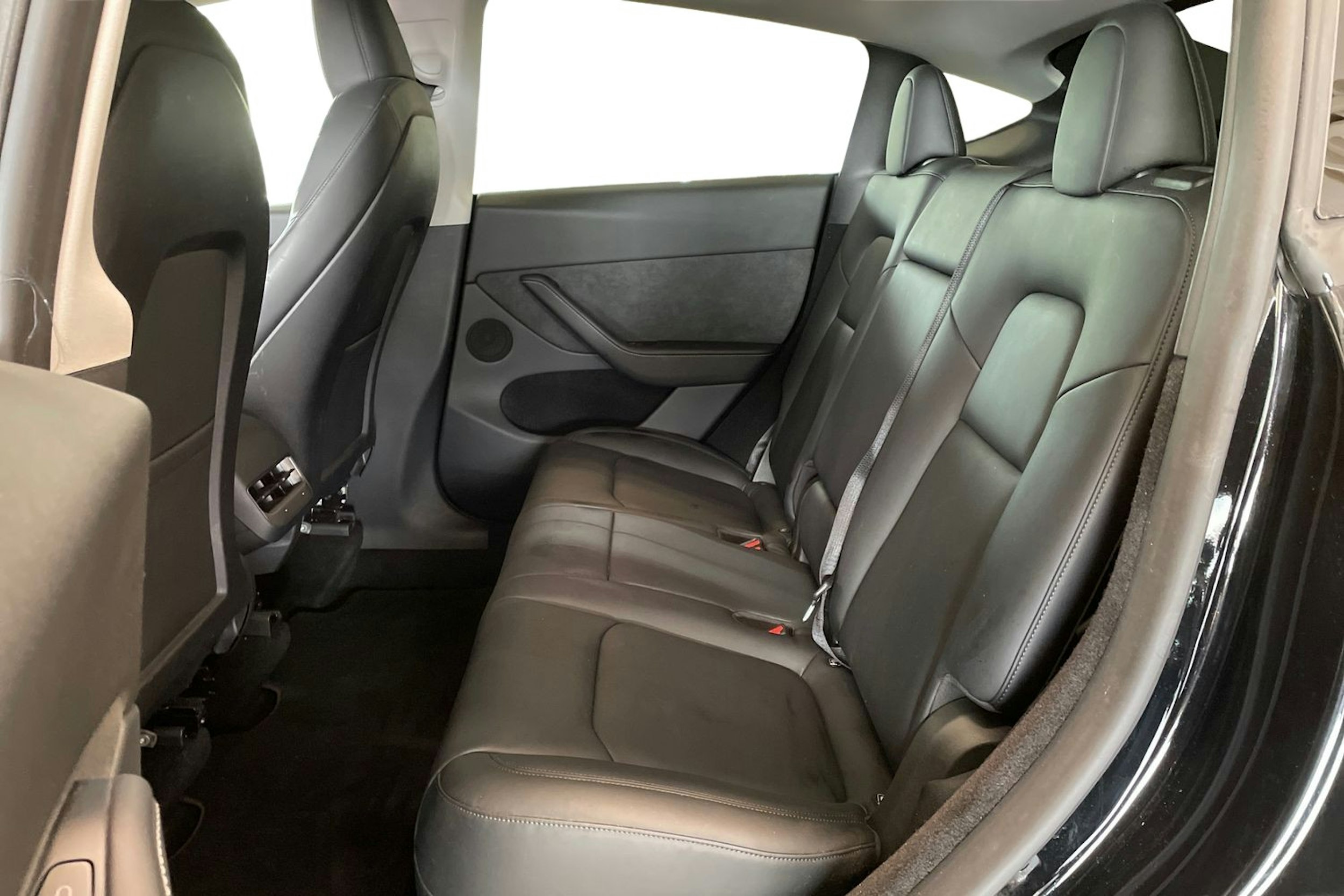musta Tesla Model Y 2023 kuva 10.