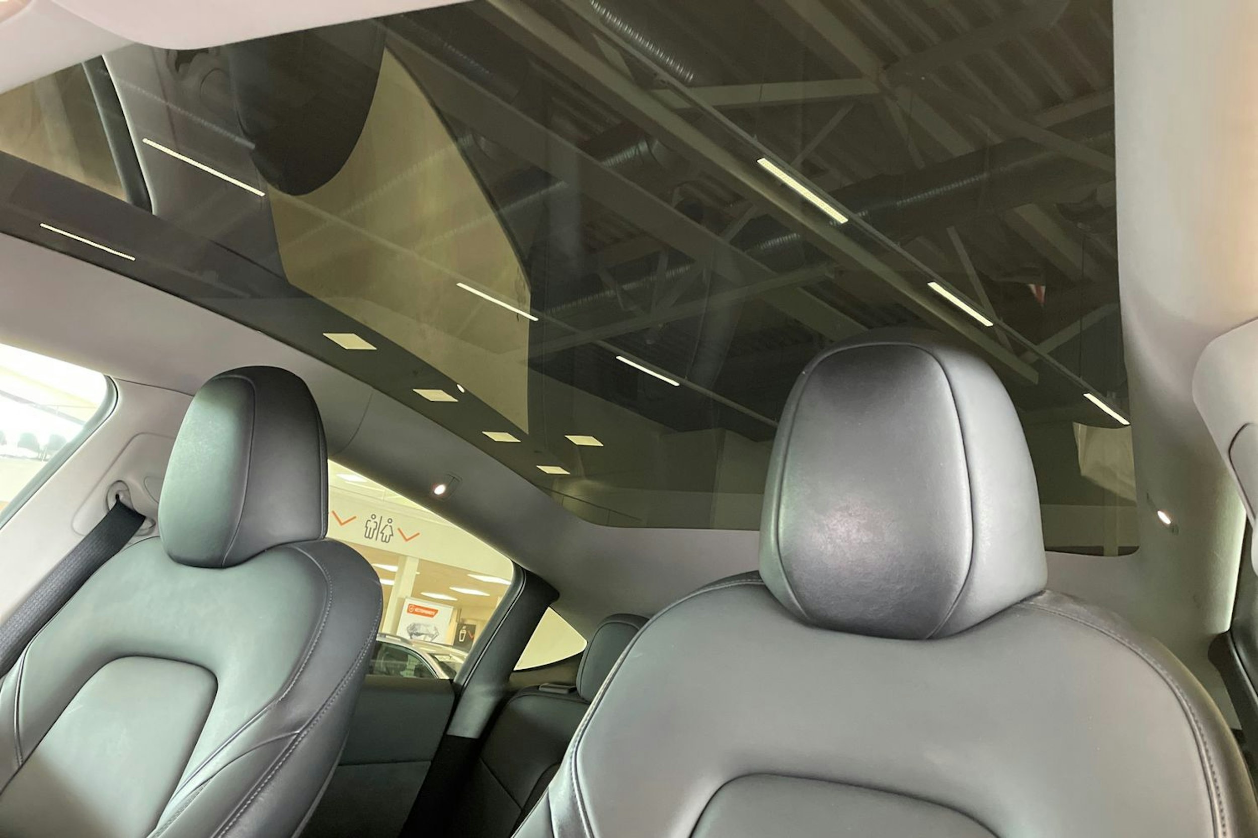 musta Tesla Model Y 2023 kuva 15.