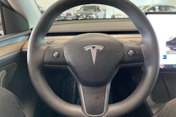 musta Tesla Model Y 2023 kuva 16.