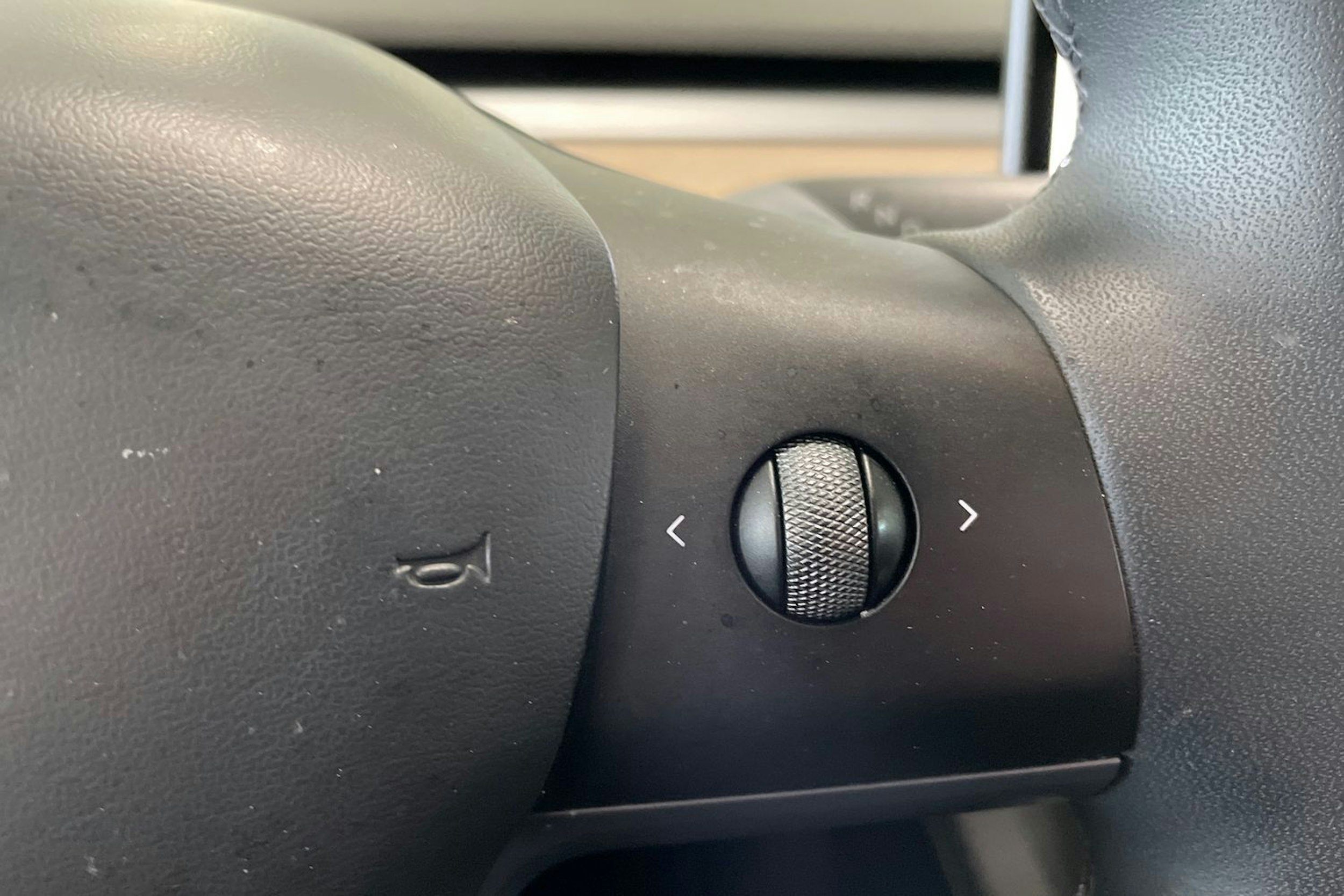 musta Tesla Model Y 2023 kuva 18.