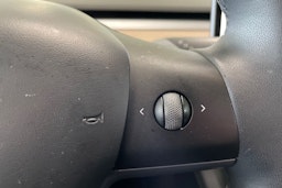 musta Tesla Model Y 2023 kuva 18.