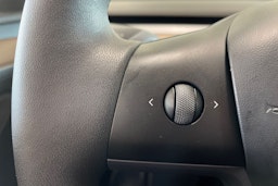 musta Tesla Model Y 2023 kuva 19.