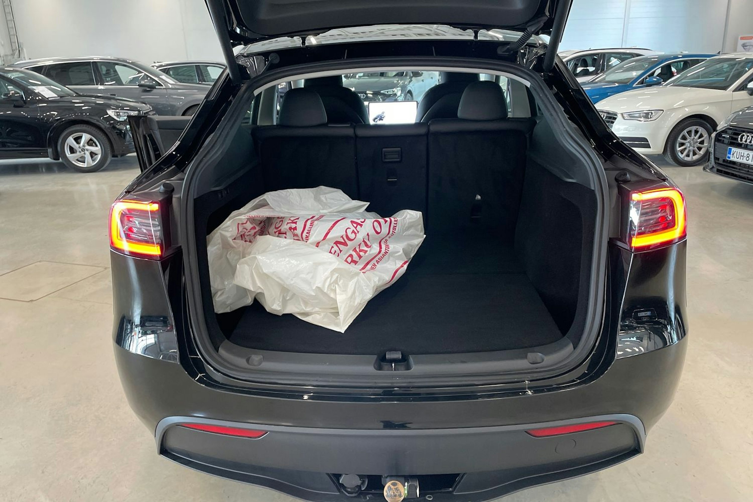 musta Tesla Model Y 2023 kuva 27.