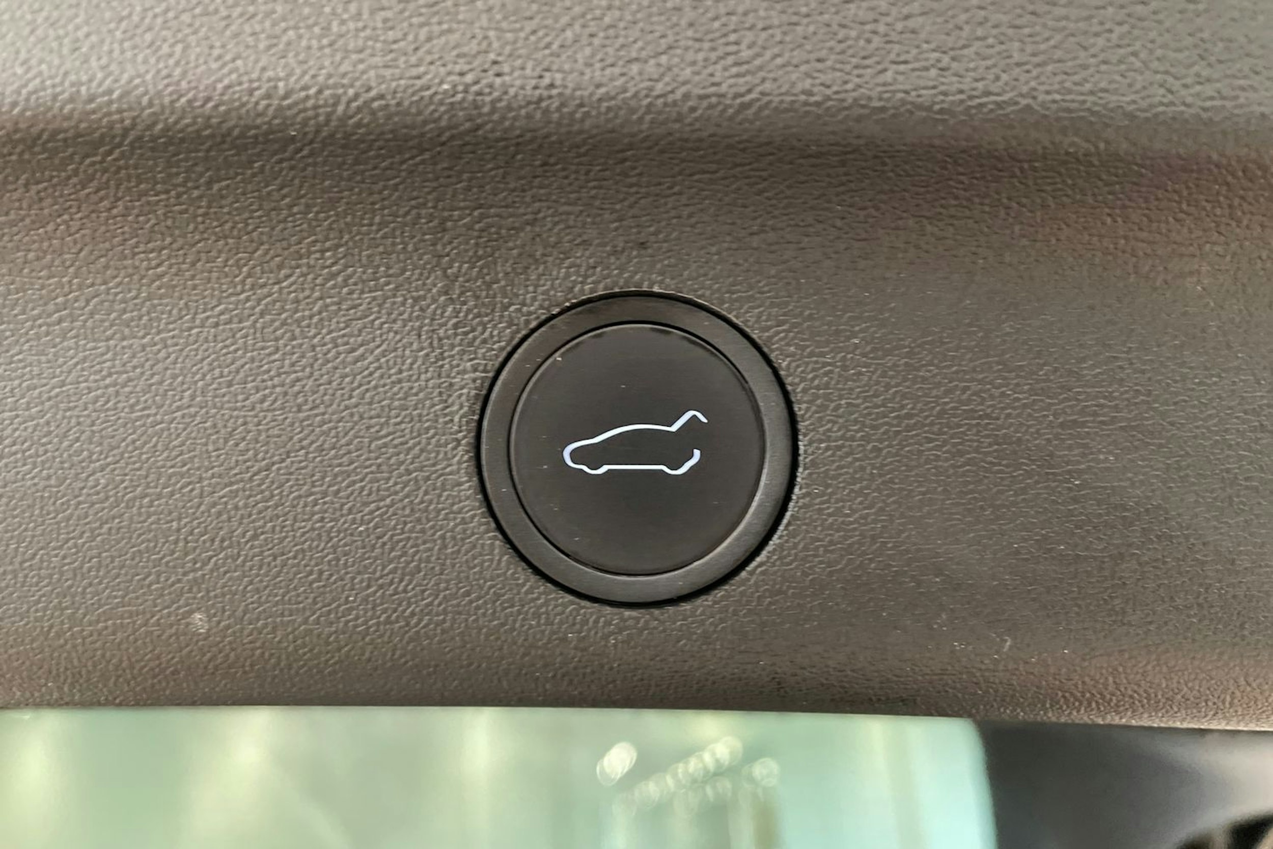 musta Tesla Model Y 2023 kuva 28.