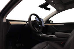 musta Tesla Model Y 2023 kuva 6.