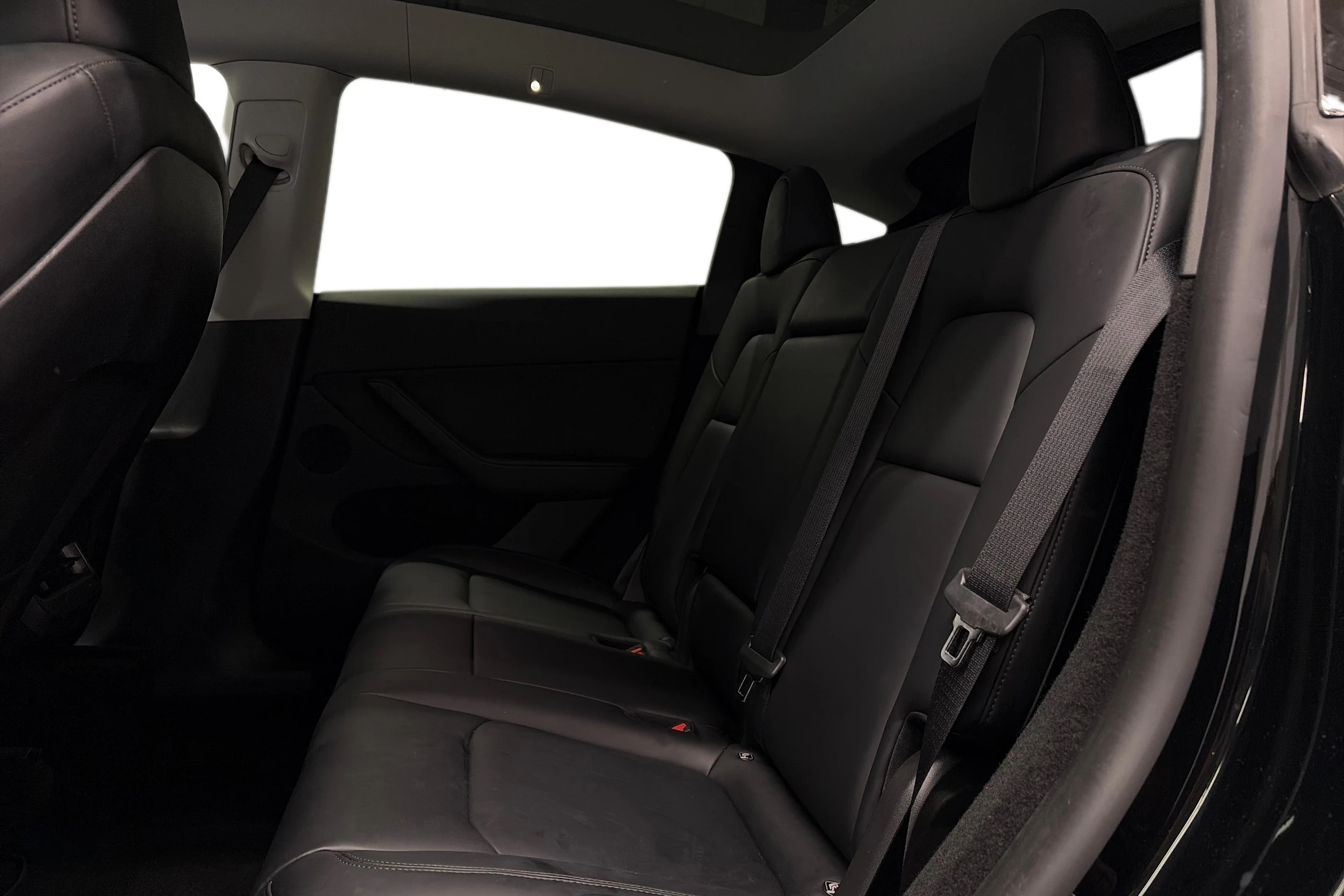 musta Tesla Model Y 2023 kuva 8.