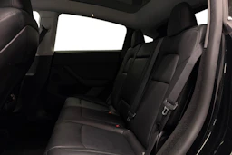 musta Tesla Model Y 2023 kuva 8.